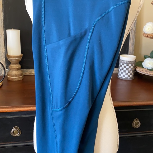 Athleta Cropped Leggings w/ pockets - Picture 3 of 9